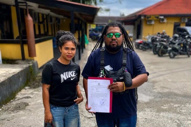 Pimpinan LBH Tong Pu Ruang Aman, Gilbert Rumboirusi, S.H., M.H., bersama kliennya melaporkan seorang perempuan berinisial AAYP alias BP ke Polres Mimika atas dugaan tindak pidana pemerasan yang diduga terjadi dalam proses mediasi sebuah perkara pidana. (Foto: Dok. LBH Tong PU Ruang Aman)