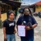 Pimpinan LBH Tong Pu Ruang Aman, Gilbert Rumboirusi, S.H., M.H., bersama kliennya melaporkan seorang perempuan berinisial AAYP alias BP ke Polres Mimika atas dugaan tindak pidana pemerasan yang diduga terjadi dalam proses mediasi sebuah perkara pidana. (Foto: Dok. LBH Tong PU Ruang Aman)