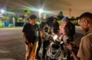 Aparat kepolisian melakukan pemeriksaan kendaraan dalam operasi sikat noken. (Foto: Istimewa)