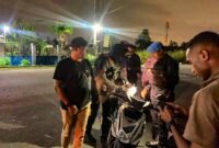 Aparat kepolisian melakukan pemeriksaan kendaraan dalam operasi sikat noken. (Foto: Istimewa)