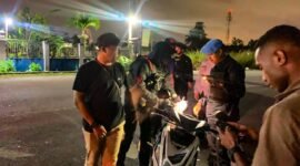 Aparat kepolisian melakukan pemeriksaan kendaraan dalam operasi sikat noken. (Foto: Istimewa)