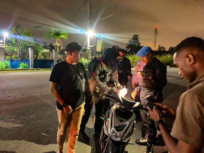 Aparat kepolisian melakukan pemeriksaan kendaraan dalam operasi sikat noken. (Foto: Istimewa)