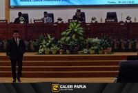 Ketua Fraksi Gerakan Bersatu, Herman Gafur, hadir dalam Rapat Paripurna IV Masa Sidang II DPRD Mimika, Kamis (30/7/2026). (Foto: Galeri Papua/Rachmat Julaini)