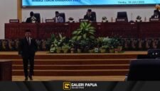 Ketua Fraksi Gerakan Bersatu, Herman Gafur, hadir dalam Rapat Paripurna IV Masa Sidang II DPRD Mimika, Kamis (30/7/2026). (Foto: Galeri Papua/Rachmat Julaini)