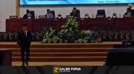 Ketua Fraksi Gerakan Bersatu, Herman Gafur, hadir dalam Rapat Paripurna IV Masa Sidang II DPRD Mimika, Kamis (30/7/2026). (Foto: Galeri Papua/Rachmat Julaini)