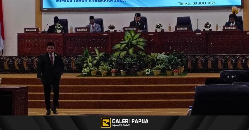 Ketua Fraksi Gerakan Bersatu, Herman Gafur, hadir dalam Rapat Paripurna IV Masa Sidang II DPRD Mimika, Kamis (30/7/2026). (Foto: Galeri Papua/Rachmat Julaini)