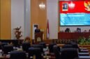 Sekretaris Fraksi Eme Neme Yauware, Darwin Kurnia Rombe, menyampaikan pendapat akhir fraksi dalam Rapat Paripurna IV Masa Sidang II DPRK Mimika terkait LKPJ Bupati Mimika Tahun Anggaran 2025, Kamis (30/7/2026). (Foto: Galeri Papua/Rachmat Julaini)