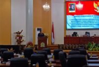 Sekretaris Fraksi Eme Neme Yauware, Darwin Kurnia Rombe, menyampaikan pendapat akhir fraksi dalam Rapat Paripurna IV Masa Sidang II DPRK Mimika terkait LKPJ Bupati Mimika Tahun Anggaran 2025, Kamis (30/7/2026). (Foto: Galeri Papua/Rachmat Julaini)
