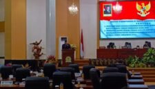 Sekretaris Fraksi Eme Neme Yauware, Darwin Kurnia Rombe, menyampaikan pendapat akhir fraksi dalam Rapat Paripurna IV Masa Sidang II DPRK Mimika terkait LKPJ Bupati Mimika Tahun Anggaran 2025, Kamis (30/7/2026). (Foto: Galeri Papua/Rachmat Julaini)