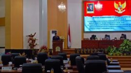 Sekretaris Fraksi Eme Neme Yauware, Darwin Kurnia Rombe, menyampaikan pendapat akhir fraksi dalam Rapat Paripurna IV Masa Sidang II DPRK Mimika terkait LKPJ Bupati Mimika Tahun Anggaran 2025, Kamis (30/7/2026). (Foto: Galeri Papua/Rachmat Julaini)