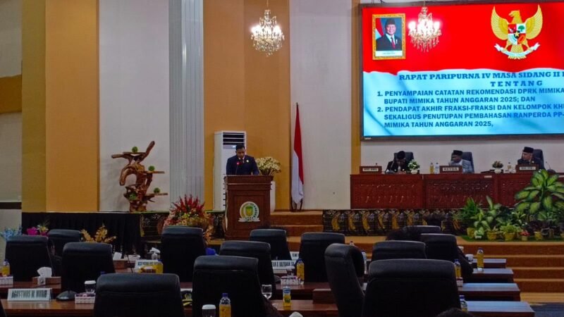 Sekretaris Fraksi Eme Neme Yauware, Darwin Kurnia Rombe, menyampaikan pendapat akhir fraksi dalam Rapat Paripurna IV Masa Sidang II DPRK Mimika terkait LKPJ Bupati Mimika Tahun Anggaran 2025, Kamis (30/7/2026). (Foto: Galeri Papua/Rachmat Julaini)