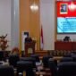 Sekretaris Fraksi Eme Neme Yauware, Darwin Kurnia Rombe, menyampaikan pendapat akhir fraksi dalam Rapat Paripurna IV Masa Sidang II DPRK Mimika terkait LKPJ Bupati Mimika Tahun Anggaran 2025, Kamis (30/7/2026). (Foto: Galeri Papua/Rachmat Julaini)