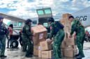 Personel Koops TNI Habema mulai mengangkut logistik ke dalam pesawat di Bandara Mozes Kilangin Timika yang akan diterbangkan menuju wilayah terdampak krisis pangan dan air bersih di Kabupaten Puncak, Jumat (31/7/2026) pagi. (Foto: Galeri Papua/Endy Langobelen)