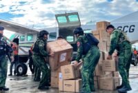Personel Koops TNI Habema mulai mengangkut logistik ke dalam pesawat di Bandara Mozes Kilangin Timika yang akan diterbangkan menuju wilayah terdampak krisis pangan dan air bersih di Kabupaten Puncak, Jumat (31/7/2026) pagi. (Foto: Galeri Papua/Endy Langobelen)