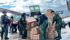 Personel Koops TNI Habema mulai mengangkut logistik ke dalam pesawat di Bandara Mozes Kilangin Timika yang akan diterbangkan menuju wilayah terdampak krisis pangan dan air bersih di Kabupaten Puncak, Jumat (31/7/2026) pagi. (Foto: Galeri Papua/Endy Langobelen)