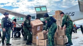 Personel Koops TNI Habema mulai mengangkut logistik ke dalam pesawat di Bandara Mozes Kilangin Timika yang akan diterbangkan menuju wilayah terdampak krisis pangan dan air bersih di Kabupaten Puncak, Jumat (31/7/2026) pagi. (Foto: Galeri Papua/Endy Langobelen)