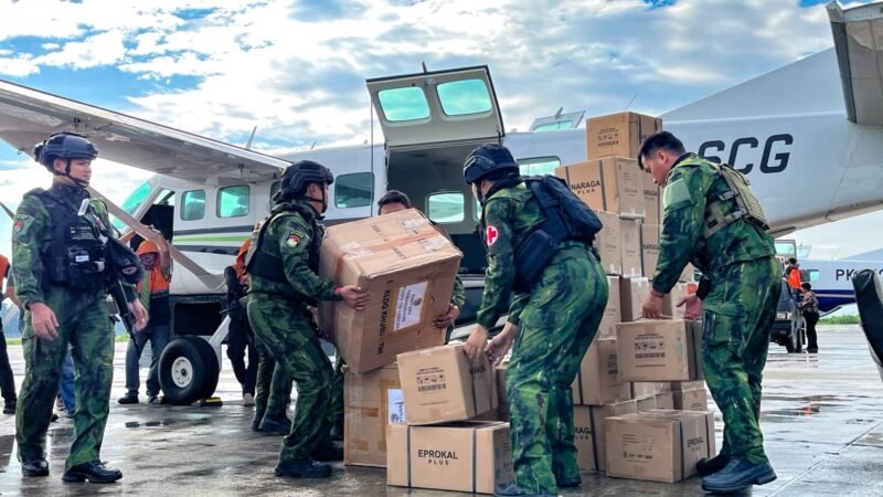 Personel Koops TNI Habema mulai mengangkut logistik ke dalam pesawat di Bandara Mozes Kilangin Timika yang akan diterbangkan menuju wilayah terdampak krisis pangan dan air bersih di Kabupaten Puncak, Jumat (31/7/2026) pagi. (Foto: Galeri Papua/Endy Langobelen)