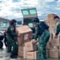 Personel Koops TNI Habema mulai mengangkut logistik ke dalam pesawat di Bandara Mozes Kilangin Timika yang akan diterbangkan menuju wilayah terdampak krisis pangan dan air bersih di Kabupaten Puncak, Jumat (31/7/2026) pagi. (Foto: Galeri Papua/Endy Langobelen)