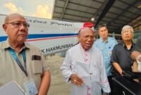 Uskup Jayapura Mgr. Yanuarius Theofilus Matopai You (tengah) didampingi Direktur PT Associated Mission Aviation (AMA) Bob Kayadu (kiri) memberikan keterangan pers di Jayapura, Papua, terkait pembakaran pesawat misi AMA di Distrik Balingga, Kabupaten Yahukimo. Jumat, 3 Juli 2026. GaleriPapua/Ikbal Asra