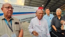 Uskup Jayapura Mgr. Yanuarius Theofilus Matopai You (tengah) didampingi Direktur PT Associated Mission Aviation (AMA) Bob Kayadu (kiri) memberikan keterangan pers di Jayapura, Papua, terkait pembakaran pesawat misi AMA di Distrik Balingga, Kabupaten Yahukimo. Jumat, 3 Juli 2026. GaleriPapua/Ikbal Asra