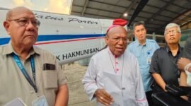 Uskup Jayapura Mgr. Yanuarius Theofilus Matopai You (tengah) didampingi Direktur PT Associated Mission Aviation (AMA) Bob Kayadu (kiri) memberikan keterangan pers di Jayapura, Papua, terkait pembakaran pesawat misi AMA di Distrik Balingga, Kabupaten Yahukimo. Jumat, 3 Juli 2026. GaleriPapua/Ikbal Asra