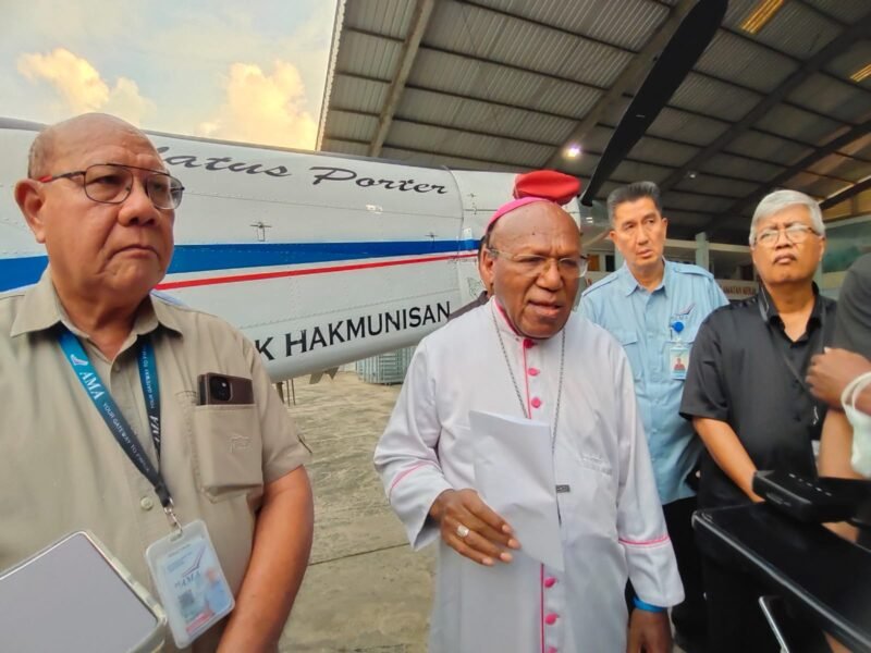 Uskup Jayapura Mgr. Yanuarius Theofilus Matopai You (tengah) didampingi Direktur PT Associated Mission Aviation (AMA) Bob Kayadu (kiri) memberikan keterangan pers di Jayapura, Papua, terkait pembakaran pesawat misi AMA di Distrik Balingga, Kabupaten Yahukimo. Jumat, 3 Juli 2026. GaleriPapua/Ikbal Asra