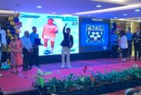 Siswa lulusan Papua Football Academy (PFA) angkatan kedua kelahiran 2010 berselebrasi di atas panggung usai menerima sertifikat kelulusan dalam seremoni yang digelar di Ballroom Hotel Horison Diana, Timika, Papua Tengah, Sabtu, 4 Juli 2026. Sebanyak 20 siswa PFA dinyatakan lulus setelah menjalani pendidikan sepak bola selama tiga tahun. GALERIPAPUA/ Ahmad 