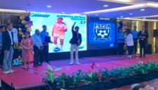 Siswa lulusan Papua Football Academy (PFA) angkatan kedua kelahiran 2010 berselebrasi di atas panggung usai menerima sertifikat kelulusan dalam seremoni yang digelar di Ballroom Hotel Horison Diana, Timika, Papua Tengah, Sabtu, 4 Juli 2026. Sebanyak 20 siswa PFA dinyatakan lulus setelah menjalani pendidikan sepak bola selama tiga tahun. GALERIPAPUA/ Ahmad