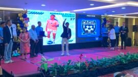 Siswa lulusan Papua Football Academy (PFA) angkatan kedua kelahiran 2010 berselebrasi di atas panggung usai menerima sertifikat kelulusan dalam seremoni yang digelar di Ballroom Hotel Horison Diana, Timika, Papua Tengah, Sabtu, 4 Juli 2026. Sebanyak 20 siswa PFA dinyatakan lulus setelah menjalani pendidikan sepak bola selama tiga tahun. GALERIPAPUA/ Ahmad 