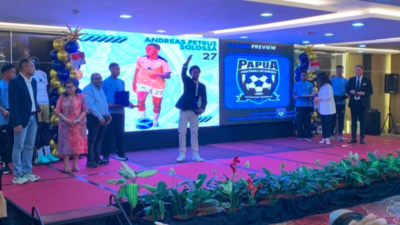 Siswa lulusan Papua Football Academy (PFA) angkatan kedua kelahiran 2010 berselebrasi di atas panggung usai menerima sertifikat kelulusan dalam seremoni yang digelar di Ballroom Hotel Horison Diana, Timika, Papua Tengah, Sabtu, 4 Juli 2026. Sebanyak 20 siswa PFA dinyatakan lulus setelah menjalani pendidikan sepak bola selama tiga tahun. GALERIPAPUA/ Ahmad 