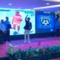 Siswa lulusan Papua Football Academy (PFA) angkatan kedua kelahiran 2010 berselebrasi di atas panggung usai menerima sertifikat kelulusan dalam seremoni yang digelar di Ballroom Hotel Horison Diana, Timika, Papua Tengah, Sabtu, 4 Juli 2026. Sebanyak 20 siswa PFA dinyatakan lulus setelah menjalani pendidikan sepak bola selama tiga tahun. GALERIPAPUA/ Ahmad 