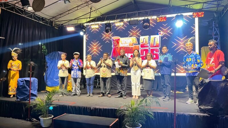 Foto bersama peserta dan panitia usai penutupan Timika Inside Festival of Art (TIFA) ke-VI di Timika, Sabtu, 4 Juli 2026. Festival tiga hari ini mengangkat tema 