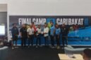 Peserta asal Kabupaten Jayapura, Israel Junior Edoway, berfoto bersama Direktur Papua Football Academy Wolfgang Pikal dan para pelatih di Hall Gymnasium Mimika Sport Complex, Minggu, 6 Juli 2026. GaleriPapua/Kevin Kurni