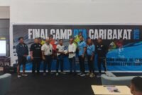 Peserta asal Kabupaten Jayapura, Israel Junior Edoway, berfoto bersama Direktur Papua Football Academy Wolfgang Pikal dan para pelatih di Hall Gymnasium Mimika Sport Complex, Minggu, 6 Juli 2026. GaleriPapua/Kevin Kurni