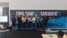 Peserta asal Kabupaten Jayapura, Israel Junior Edoway, berfoto bersama Direktur Papua Football Academy Wolfgang Pikal dan para pelatih di Hall Gymnasium Mimika Sport Complex, Minggu, 6 Juli 2026. GaleriPapua/Kevin Kurni