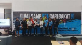 Peserta asal Kabupaten Jayapura, Israel Junior Edoway, berfoto bersama Direktur Papua Football Academy Wolfgang Pikal dan para pelatih di Hall Gymnasium Mimika Sport Complex, Minggu, 6 Juli 2026. GaleriPapua/Kevin Kurni