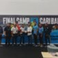 Peserta asal Kabupaten Jayapura, Israel Junior Edoway, berfoto bersama Direktur Papua Football Academy Wolfgang Pikal dan para pelatih di Hall Gymnasium Mimika Sport Complex, Minggu, 6 Juli 2026. GaleriPapua/Kevin Kurni