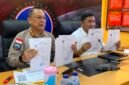 Kasatgas Humas Ops Damai Cartenz 2026 Kombes Pol. Yusuf Sutejo bersama Kasatgas Gakkum Operasi Damai Cartenz 2026 Kombes Pol. I Gusti Gde Era Adhinata dalam konferensi pers di Posko Satgas Ops Damai Cartenz 2026, Rabu (8/7). GaleriPapua/Ahmad