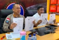 Kasatgas Humas Ops Damai Cartenz 2026 Kombes Pol. Yusuf Sutejo bersama Kasatgas Gakkum Operasi Damai Cartenz 2026 Kombes Pol. I Gusti Gde Era Adhinata dalam konferensi pers di Posko Satgas Ops Damai Cartenz 2026, Rabu (8/7). GaleriPapua/Ahmad