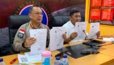 Kasatgas Humas Ops Damai Cartenz 2026 Kombes Pol. Yusuf Sutejo bersama Kasatgas Gakkum Operasi Damai Cartenz 2026 Kombes Pol. I Gusti Gde Era Adhinata dalam konferensi pers di Posko Satgas Ops Damai Cartenz 2026, Rabu (8/7). GaleriPapua/Ahmad