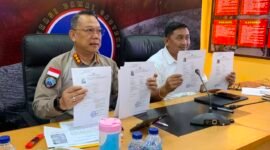 Kasatgas Humas Ops Damai Cartenz 2026 Kombes Pol. Yusuf Sutejo bersama Kasatgas Gakkum Operasi Damai Cartenz 2026 Kombes Pol. I Gusti Gde Era Adhinata dalam konferensi pers di Posko Satgas Ops Damai Cartenz 2026, Rabu (8/7). GaleriPapua/Ahmad