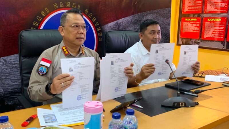 Kasatgas Humas Ops Damai Cartenz 2026 Kombes Pol. Yusuf Sutejo bersama Kasatgas Gakkum Operasi Damai Cartenz 2026 Kombes Pol. I Gusti Gde Era Adhinata dalam konferensi pers di Posko Satgas Ops Damai Cartenz 2026, Rabu (8/7). GaleriPapua/Ahmad