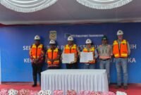 Kepala Dinas Pekerjaan Umum dan Penataan Ruang Kabupaten Mimika, Inosensius Yoga Pribadi (kiri), dan Vice President Government Relations PT Freeport Indonesia, Lenny Josephina (kanan), menandatangani Berita Acara Serah Terima hibah 11 kilometer pipa HDPE di area operasional dataran rendah PTFI, Mile 34, Mimika, Papua Tengah, Kamis, 9 Juli 2026. Dok. PTFI