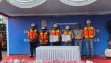 Kepala Dinas Pekerjaan Umum dan Penataan Ruang Kabupaten Mimika, Inosensius Yoga Pribadi (kiri), dan Vice President Government Relations PT Freeport Indonesia, Lenny Josephina (kanan), menandatangani Berita Acara Serah Terima hibah 11 kilometer pipa HDPE di area operasional dataran rendah PTFI, Mile 34, Mimika, Papua Tengah, Kamis, 9 Juli 2026. Dok. PTFI