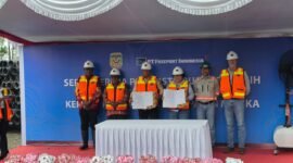 Kepala Dinas Pekerjaan Umum dan Penataan Ruang Kabupaten Mimika, Inosensius Yoga Pribadi (kiri), dan Vice President Government Relations PT Freeport Indonesia, Lenny Josephina (kanan), menandatangani Berita Acara Serah Terima hibah 11 kilometer pipa HDPE di area operasional dataran rendah PTFI, Mile 34, Mimika, Papua Tengah, Kamis, 9 Juli 2026. Dok. PTFI