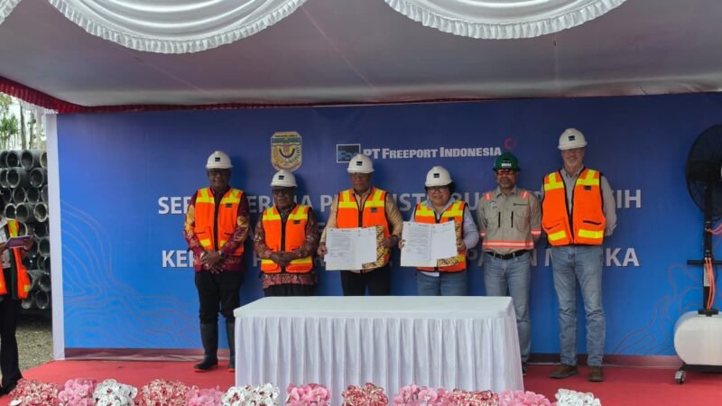 Kepala Dinas Pekerjaan Umum dan Penataan Ruang Kabupaten Mimika, Inosensius Yoga Pribadi (kiri), dan Vice President Government Relations PT Freeport Indonesia, Lenny Josephina (kanan), menandatangani Berita Acara Serah Terima hibah 11 kilometer pipa HDPE di area operasional dataran rendah PTFI, Mile 34, Mimika, Papua Tengah, Kamis, 9 Juli 2026. Dok. PTFI