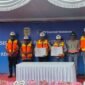 Kepala Dinas Pekerjaan Umum dan Penataan Ruang Kabupaten Mimika, Inosensius Yoga Pribadi (kiri), dan Vice President Government Relations PT Freeport Indonesia, Lenny Josephina (kanan), menandatangani Berita Acara Serah Terima hibah 11 kilometer pipa HDPE di area operasional dataran rendah PTFI, Mile 34, Mimika, Papua Tengah, Kamis, 9 Juli 2026. Dok. PTFI