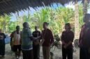 Direktur Operasional PT Yombe Namblong Nggua, Yusuf Kasmando, mengalungkan noken kepada Dosen Akuntansi Fakultas Ekonomi dan Bisnis Universitas Cenderawasih, Kurniawan Patma, sebagai bentuk apresiasi atas kolaborasi pengembangan sistem akuntansi berbasis adat dan penguatan tata kelola keuangan Badan Usaha Milik Masyarakat Adat (BUMMA) Yombe Namblong Nggua di Ekowisata Nggam Bu, Kabupaten Jayapura, Jumat, 10 Juli 2026. Dok. PT Yombe Namblong Nggua.