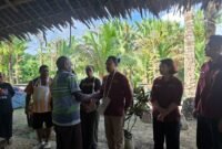 Direktur Operasional PT Yombe Namblong Nggua, Yusuf Kasmando, mengalungkan noken kepada Dosen Akuntansi Fakultas Ekonomi dan Bisnis Universitas Cenderawasih, Kurniawan Patma, sebagai bentuk apresiasi atas kolaborasi pengembangan sistem akuntansi berbasis adat dan penguatan tata kelola keuangan Badan Usaha Milik Masyarakat Adat (BUMMA) Yombe Namblong Nggua di Ekowisata Nggam Bu, Kabupaten Jayapura, Jumat, 10 Juli 2026. Dok. PT Yombe Namblong Nggua.