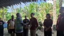 Direktur Operasional PT Yombe Namblong Nggua, Yusuf Kasmando, mengalungkan noken kepada Dosen Akuntansi Fakultas Ekonomi dan Bisnis Universitas Cenderawasih, Kurniawan Patma, sebagai bentuk apresiasi atas kolaborasi pengembangan sistem akuntansi berbasis adat dan penguatan tata kelola keuangan Badan Usaha Milik Masyarakat Adat (BUMMA) Yombe Namblong Nggua di Ekowisata Nggam Bu, Kabupaten Jayapura, Jumat, 10 Juli 2026. Dok. PT Yombe Namblong Nggua.